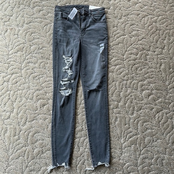 American Eagle NEW WITH TAGS Distressed Gray Skinny Jeans Size 2 Long - Picture 1 of 3